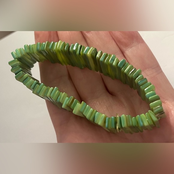 Shell elastic bracelet, green jewelry - Picture 14 of 16